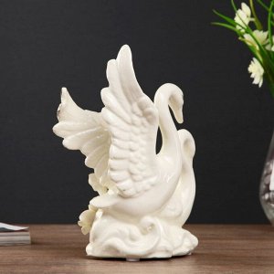 Сувенир керамика "Две лебеди с цветами в пруду" кремовый 20,5х15х8,5 см