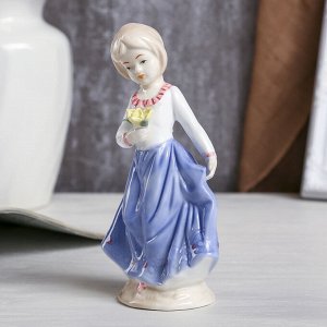 Сувенир "Девочка в платье с голубой юбкой с цветком в руке" 17х9,5х7 см