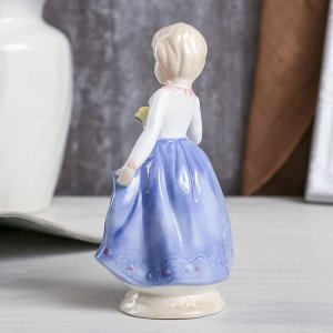 Сувенир "Девочка в платье с голубой юбкой с цветком в руке" 17х9,5х7 см
