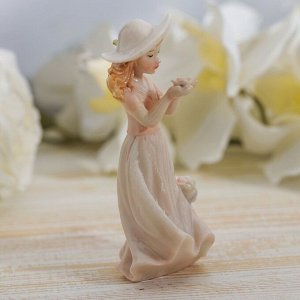 Сувенир полистоун лак "Девочка в шляпке с цветком и щеночком" 14,5х6х7 см