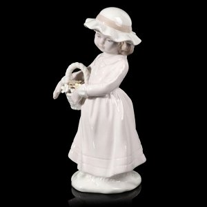 Сувенир "Девочка в шляпке с корзинкой с цветами" 19,5х9х9 см