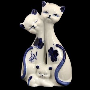 Сувенир "Две кошки с котёнком" синяя роспись 12,5х8х4,5 см