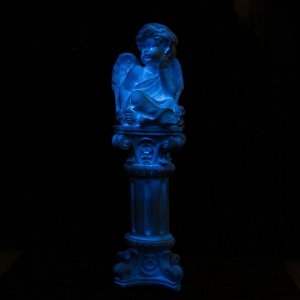Светящаяся фигура "Ангел сидя на колонне" 17х51х16см