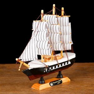 Корабль сувенирный малый «Трёхмачтовый», борта чёрные с белой полосой, паруса белые, 20 x 5 x 19 см
