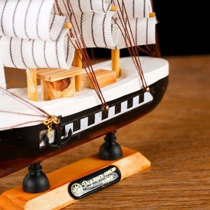 Корабль сувенирный малый «Трёхмачтовый», борта чёрные с белой полосой, паруса белые, 20 * 5 * 19 см