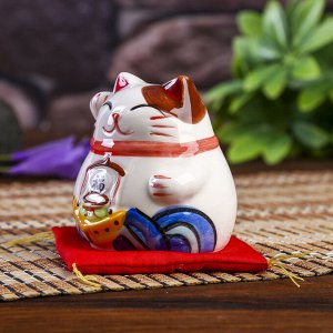 Сувенир кот копилка керамика "Манэки-нэко на подушке" 6,5х7,5х6,3 см