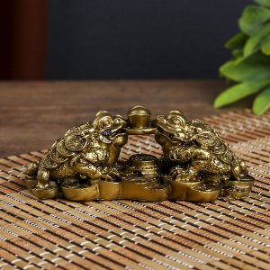 Нэцке полистоун бронза "Две денежных жабы держат на монете слиток" 4,3х12х5 см