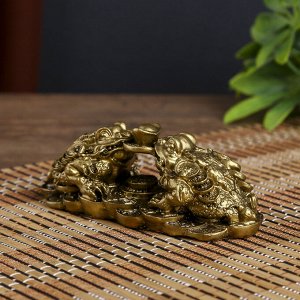 Нэцке полистоун бронза "Две денежных жабы держат на монете слиток" 4,3х12х5 см