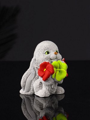 Фигурка гипс «Кролик с букетом», 7 см, серый