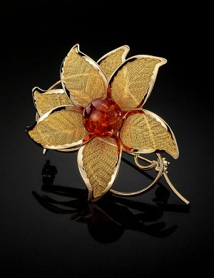 Брошь в форме цветка, украшенная натуральным янтарём Beoluna