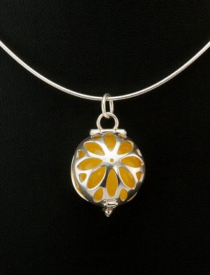 Оригинальное серебряное колье с медальоном и вставкой из натурального медового янтаря, 609909104