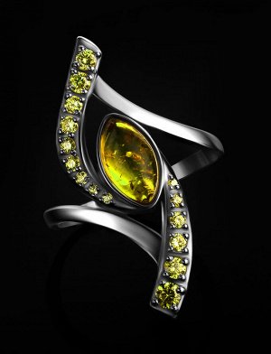 Изящное серебряное кольцо с лимонным янтарём и фианитами «Ренессанс»