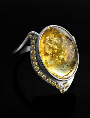 Эффектное кольцо из серебра и нежно-лимонного янтаря с фианитами «Ренессанс»