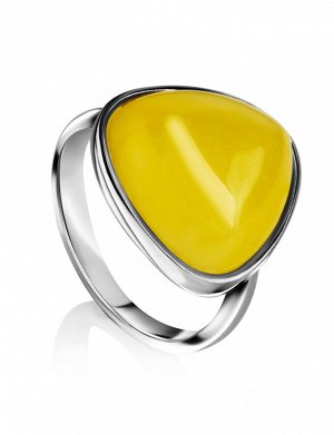 Стильное кольцо с натуральным цельным янтарём медового цвета «Дельта»