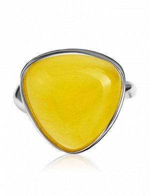 Стильное кольцо с натуральным цельным янтарём медового цвета «Дельта»