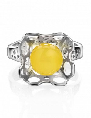 Стильное кольцо «Женева» из серебра и янтаря медового цвета