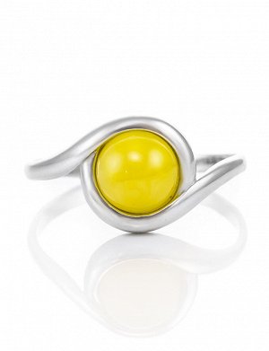 Нежное кольцо из серебра с цельным медовым янтарём «Ягодка», 706308350