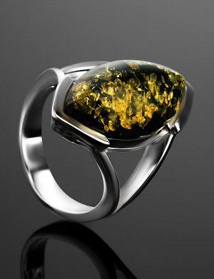 Серебряное кольцо с натуральным цельным янтарём зелёного цвета «Маркиз»