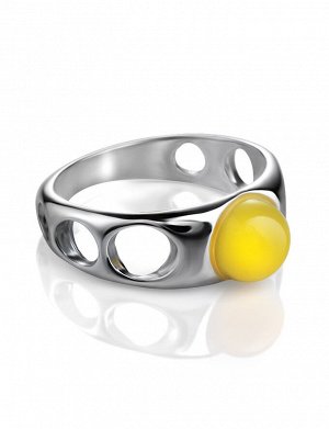 Необычное кольцо из серебра и натурального янтаря медового цвета «Энигма»