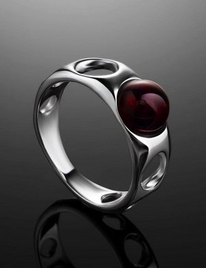 Кольцо с вишнёвым янтарём в перфорированной серебряной оправе «Энигма»