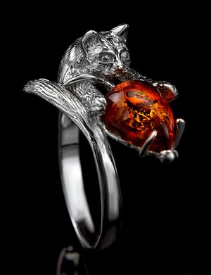 Необычное кольцо из серебра с натуральным янтарём коньячного цвета «Кошки-мышки»