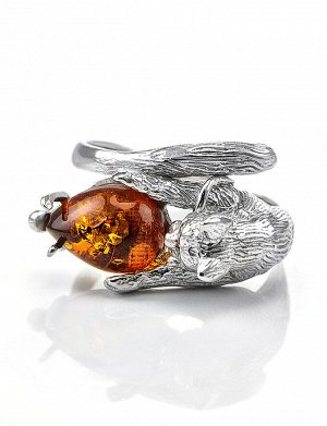 Необычное кольцо из серебра с натуральным янтарём коньячного цвета «Кошки-мышки»