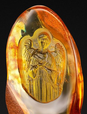 Янтарная резная иконка с красивой текстурой на подставке «Ангел-Хранитель», 805311129