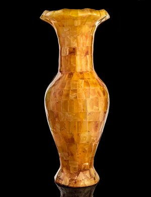 Декоративная ваза из натурального балтийского янтаря медового цвета