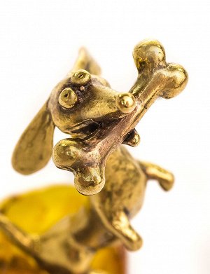 Забавная фигурка собачки на подставке из цельного янтаря «Такса»