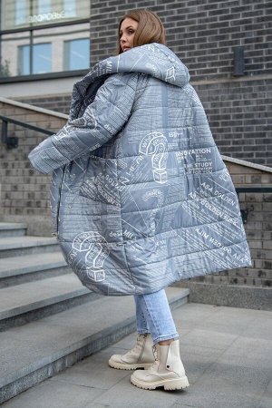 Куртка Стильная куртка прямого силуэта длиной за линию колен. Модель на синтепоне, выполнена из плащевой ткани со стильным принтом. Круглый вырез горловины оформлен удобным капюшоном. Перед с централь