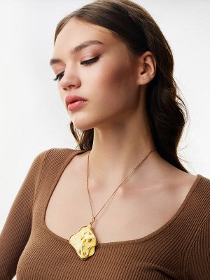Кулон из крупного живописного янтаря молочного оттенка