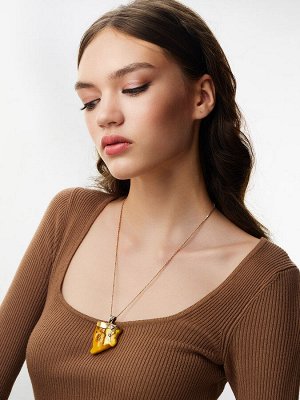 Кулон из натурального янтаря «Клык»