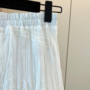 Юбка А-силуэта из французского плиссированного кружева с высокой талией и драпировкой, белый