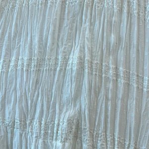 Юбка А-силуэта из французского плиссированного кружева с высокой талией и драпировкой, белый