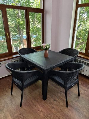 Комплект мебели с плетением под искусственный ротанг, квадратный стол, 4 стула  (коричневый)