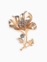Брошь «Цветок раскрытый», белая в матовом золоте
