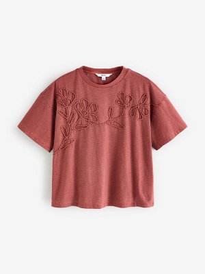 Футболка Rust Red - 100% хлопок в тон с короткими рукавами и круглым вырезом.