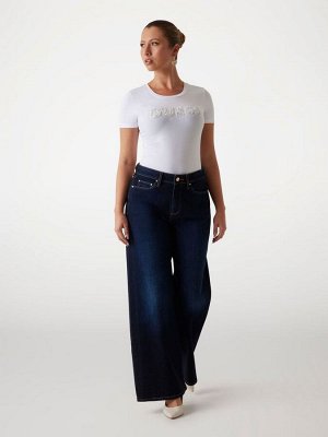 Белая футболка с короткими рукавами и логотипом Guess Sequin