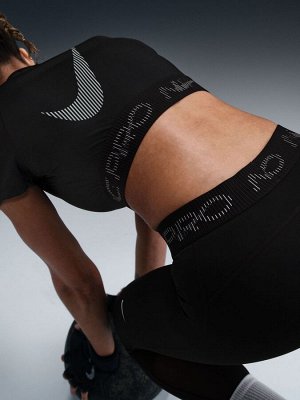 Черный — укороченный топ с коротким рукавом Nike Pro Dri-FIT с графикой