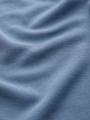 Платье миди с асимметричным подолом и короткими рукавами из ткани шамбре синего цвета