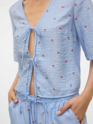 Синяя блузка VERO MODA с принтом вишни и завязкой спереди