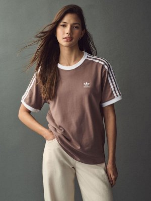 Коричневая футболка adidas originals с тремя полосками