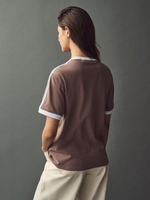 Коричневая футболка adidas originals с тремя полосками