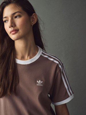 Коричневая футболка adidas originals с тремя полосками