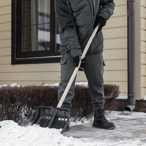 Лопата для уборки снега пластиковая, 380х350х1370 мм, деревянный черенок