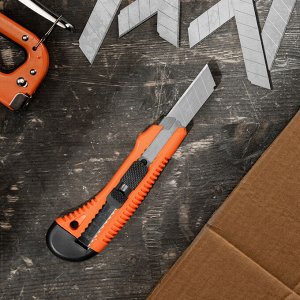 Нож, 18 мм, выдвижное лезвие, металлическая направляющая Sparta