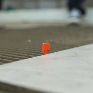 Система выравнивания плитки (СВП) комплект: зажимы, клинья (50/50 шт) упаковка ведро Сибртех