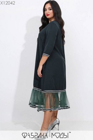 Платье свободного кроя с ювелирным вырезом, контрастной блестящей отделкой прорезными карманами и вставкой по подолу из сетки X1