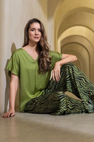 Irma 4156 Комплект Mia-Amore состоит из однотонного топа свободного силуэта с коротким рукавом и широких принтованных брюк-палаццо. Изделия комплекта выполнены из смесового шелка.
Состав 58% натуральн