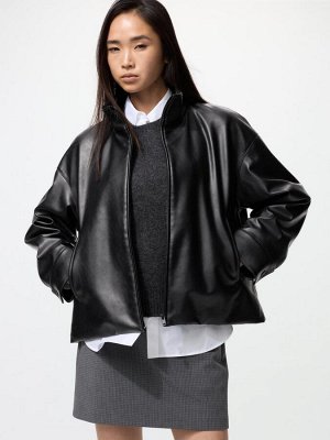 UNIQLO – оверсайз-бомбер из экокожи